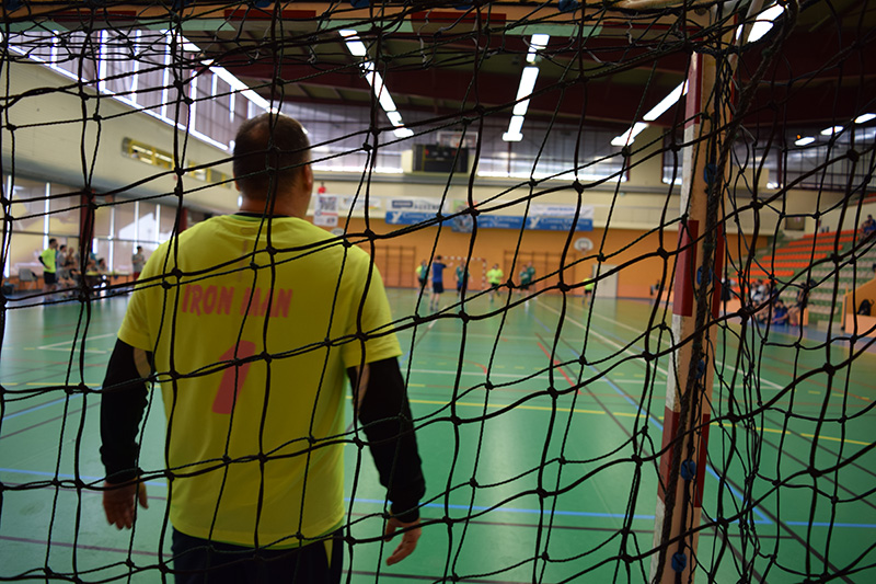 Photo Tournoi Non Licencies : Photo d'un gardien de dos sur un terrain de hand pendant un match