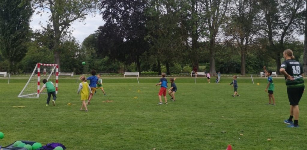 Photo de l'évènement HBCA Summer Games : Jeunes joueurs de handball jouant sur l'herbe