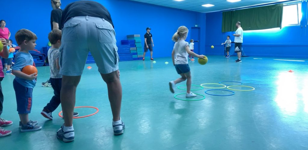 Baby Greengo du pole découverte : Photo d'enfants découvrant le handball