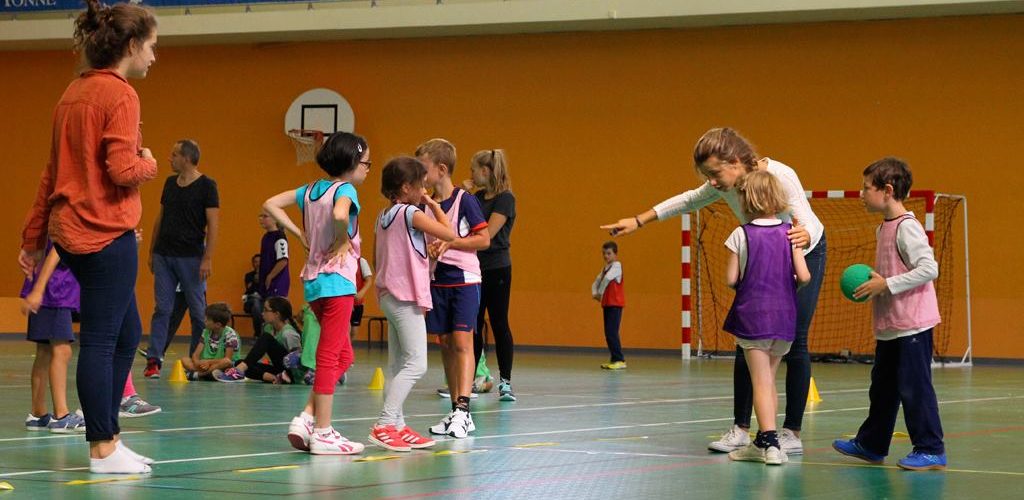 Pole découverte greengo kids : Photo d'enfants découvrant le handball